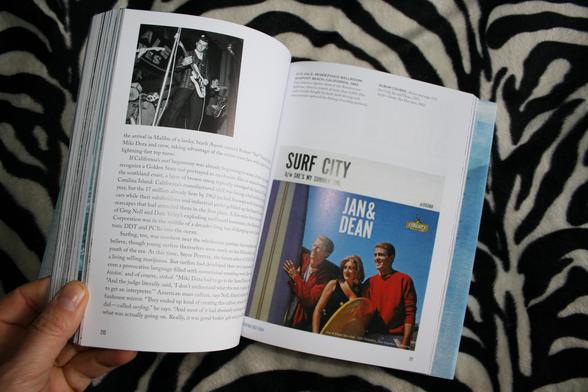 Book SURFING - A HISTORY FROM 1778 TO TODAY Jim Heimann 25 €
Dispo ici: https://www.la-petroleuse.com/fr/livres-pop-culture-lifestyle/5181-livre-surfing-taschen.html
Voici l’histoire visuelle (des centaines de photos et textes) la plus complète à ce jour du surf dans tous ses aspects à travers la photographie, la mode, le cinéma, l’art et la musique pour retracer l’évolution de la culture surf, depuis sa découverte en 1778. Trilingue.

#livre #book #tachen #surf #surfculture #popculture #librairielapetroleuse