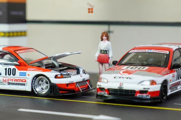 A female and two cars of Honda Civic EG6, Idemitsu livery in 1:64 scale with 1:64 figure on AREA 164