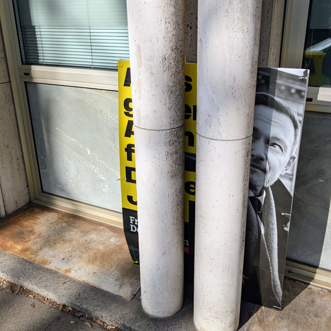 Werbeplakat Lindner, hinter Rohre gesteckt. 