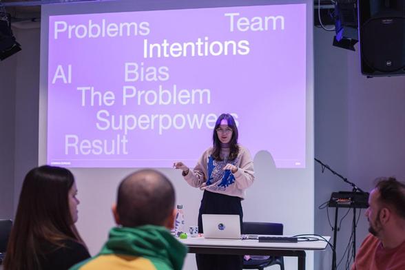 Dominika Cupkova holding a workshop