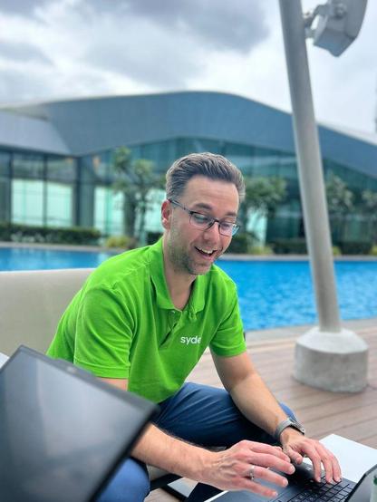 Ronny, a Syde employee, works on a laptop in Manila. 