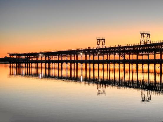 Muelle de la Cia. de Riotinto en Huelva al atardecer