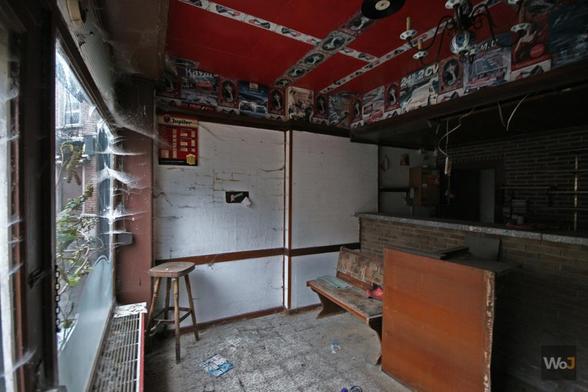 Café Rouge (2021)

→ Visite d'un vieux café de quartier tombé dans l'oubli.
→ Visit an old, forgotten neighborhood café.

► Récit & photos : https://www.worldofjosh.be/photos/20211220-cafe-rouge/cafe-rouge.php
► Story & pictures : https://www.worldofjosh.be/en/photos/20211220-cafe-rouge/cafe-rouge.php

#abandoned #abandonedplaces #decay #exploration #explorationurbaine #lostplaces #photo #urbex #urbanexploration

© 2021