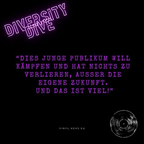 Das Bild enthält Text:

"DIES JUNGE PUBLIKUM WILL KÄMPFEN UND HAT NICHTS ZU VERLIEREN, AUSSER DIE EIGENE ZUKUNFT.
UND DAS IST VIEL!"
VINYL- KEKS.EU