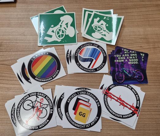 Foto von mehreren Fahrradaufklebern gegen Faschismus