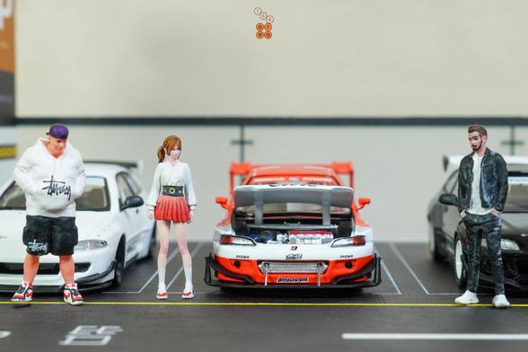 Few people and Honda Civic EG6, Idemitsu livery in 1:64 scale with 1:64 figures on AREA 164
