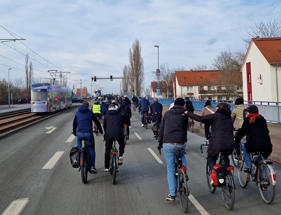Foto des Demozuges auf der Westringbrücke in Magdeburg - Radfahry bis zum Horizont