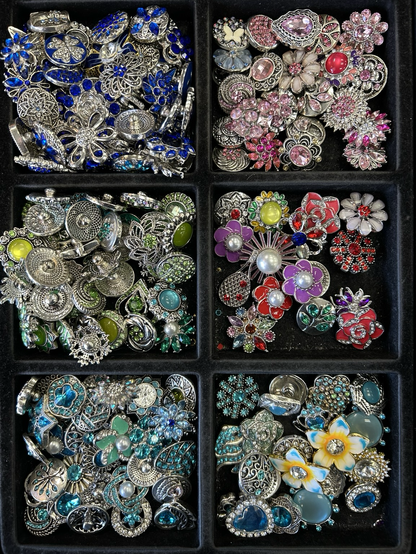 Snap charms that resemble flowers