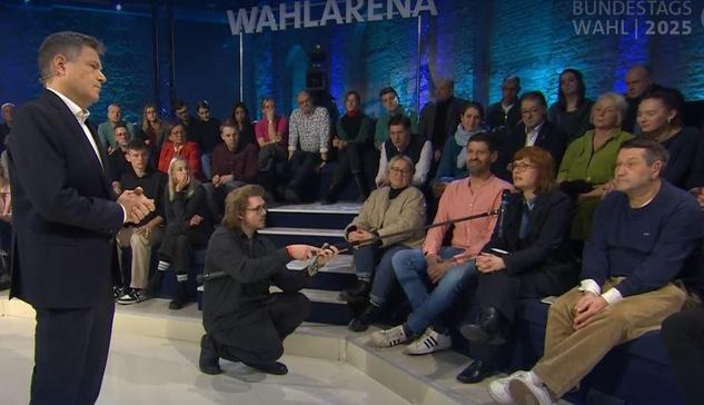 In Wahlarena2025  fragt Zuschauerinnen Minister Habeck zur Unwucht bei digitalen Plattformen