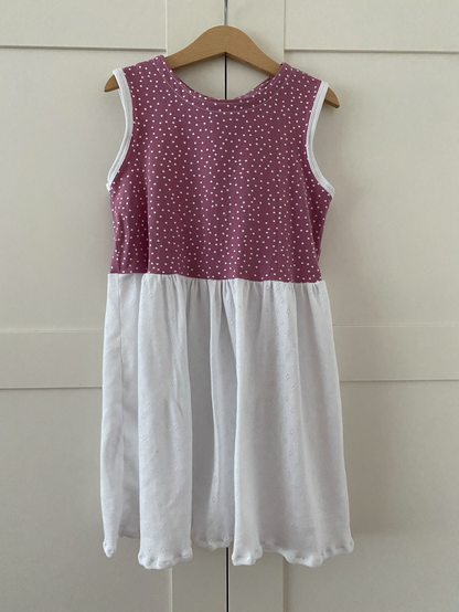 Ein Jersey-Kleid aus weißem und rosanem Stoff mit weißen Punkten.