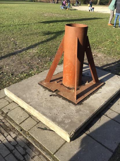 Blok beton met roestige kerstboomstander?