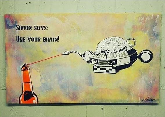 Foto eines Graffiti-Gemäldes, zu sehen ist Prof. Simon Wright, wie er mit einem Traktrostrahl eine Bierflasche öffnet. Text: "Simon says: Use your brain!"