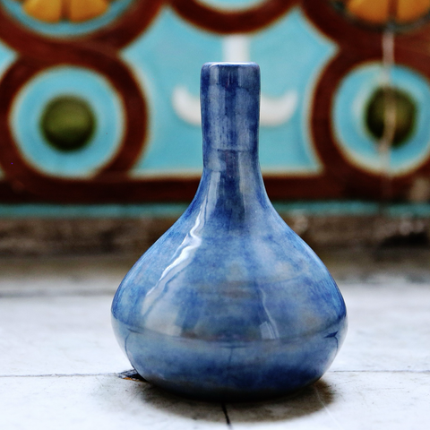 Vase soliflore en forme de bouteille émaillé en bleu brillant 