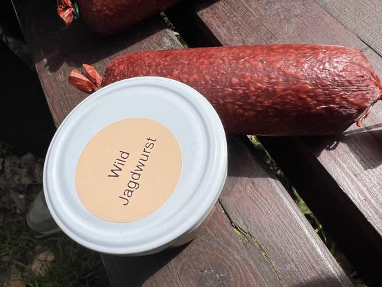 Une saucisse de gibier "Wild Jagdwurst" et son pot assorti. A game sausage "Wild Jagdwurst" with its matching jar. Una salsiccia di selvaggina "Wild Jagdwurst" con il suo barattolo abbinato.