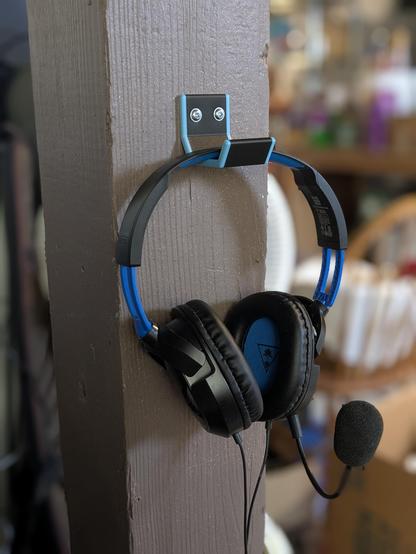 A 3D printed hook to hold headphones