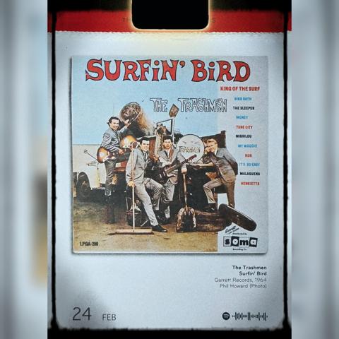 Abreißtageskalender mit dem Kalenderblatt des Vinyl-Covers der LP "Surfin' Bird" (1964) von The Trashmen