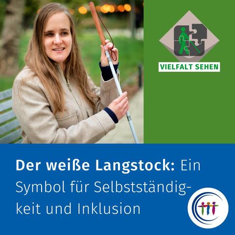 Eine junge blinde Frau mit Langstock sitzt lächelnd auf einer Bank. Vielfalt Sehen:
Der weiße Langstock: Ein Symbol fur Selbstständigkeit und Inklusion.

