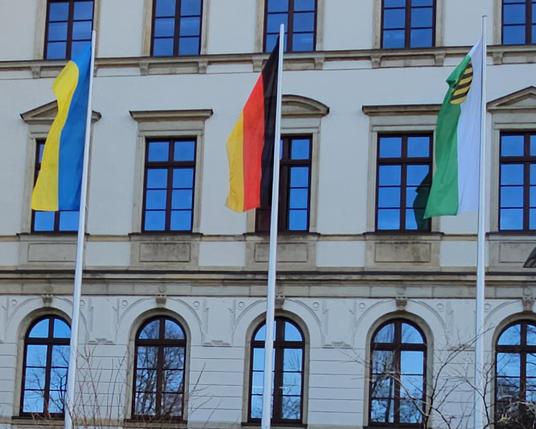 Wehende Ukrainische Nationalflagge vor dem Böttcherbau der TU Chemnitz in der Straße der Nationen 62