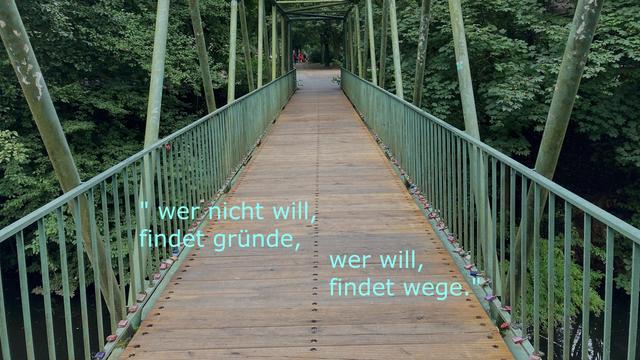 Brücke in grün, Motto "wer nicht will, findet Gründe; wer will findet wege"