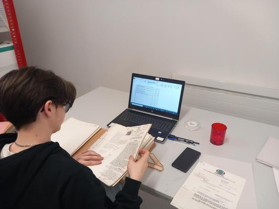 Raphaël M., étudiant en 2ème année d'histoire à l'UCO Laval découvre le métier d’archiviste