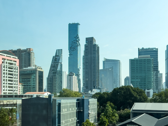 Bangkoks Skyline mit mehreren Wolkenkratzern.