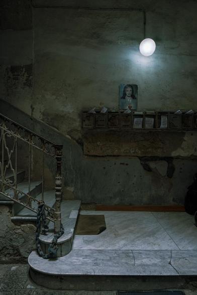 Le Quartieri Spagnoli, ou “Quartiers Espagnols”, est un quartier historique de Naples, fondé au XVIe siècle sous la domination espagnole pour loger les soldats espagnols. L’architecture du quartier, avec ses ruelles étroites et maisons colorées, reflète son passé militaire. Au fil du temps, il est devenu un centre vivant de la communauté locale, réputé pour sa solidarité entre habitants, ses commerces et ses restaurants typiques. Bien que confronté à des défis socio-économiques et à la pauvreté, le quartier conserve un esprit unique. Il a attiré l’attention des sociologues et anthropologues en raison de ses dynamiques sociales et culturelles complexes, offrant un terrain d'étude sur les inégalités, l’identité collective et les interactions urbaines.""
https://sasha.click/napoli/
