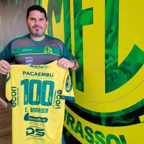Foto do técnico Eduardo Barroca segurando uma camisa do Mirassol com o numero 100.