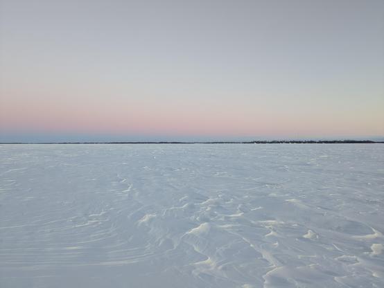 Image: Pastel-colored skies opposite the sunset, centered on a low band of pink and lavender over a landscape of windswept snow.
Kuva: Pastellivärinen taivas vastapäätä auringonlaskua, jonka keskipisteenä on matala vaaleanpunaisen ja laventelin sävyinen nauha tuulenpyyhkemän lumen päällä.
Mynd: Pastellitaður himinn á móti sólsetrinu, miðpunktur á lágu bandi af bleiku og lavender yfir landslagi með vindblásnum snjó.
Assilisaq: Pastel-imik qalipaatilik qilak seqernup tarrilernerata tungaanut, qitiusumik allamik band-imik pink-imik aamma lavendel-imik, nunap silaannarmik silaannarmik pissuseqartumik.
Ajjiliuqtausimajuq: sila siqiniup tunuani, qitiani attiktumi aupajaaqtumi amma mavintami qulaani nunaup anurimut suraktausimajumi aputimi.
Bilde: Pastellfarget himmel midt imot solnedgangen, sentrert på et lavt bånd av rosa og lavendel over et landskap av forblåst snø.
Billede: Pastelfarvede himmel modsat solnedgangen, centreret om et lavt bånd af pink og lavendel over et landskab af vindblæst sne.
Image : Un ciel aux couleurs pastel face au coucher du soleil, centré sur une bande basse de rose et de lavande sur un paysage de neige balayée par le vent.
Imagen: Cielos de color pastel frente al atardecer, centrados en una franja baja de color rosa y lavanda sobre un paisaje de nieve azotada por el viento.
画像: 夕焼けの反対側にあるパステルカラーの空。風に吹かれた雪景色の上に、ピンクとラベンダーの低い帯が中心にあります。