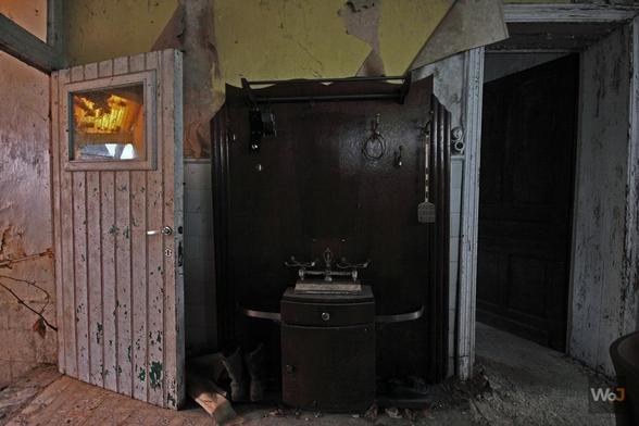 Maison Colombine (2021)

→ ncursion dans une antique maison délaissée.
→ Incursion into an ancient abandoned house.

► Récit & photos : https://www.worldofjosh.be/photos/20211223-colombine/colombine.php
► Story & pictures : https://www.worldofjosh.be/en/photos/20211223-colombine/colombine.php

#abandoned #abandonedplaces #decay #exploration #explorationurbaine #lostplaces #photo #urbex #urbanexploration

© 2021