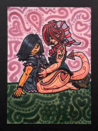 Un dessin représentant un soldat aux cheveux noirs mi-longs assis sur les fesses, portant un uniforme majoritairement noir bordé de violet, aux prises avec une démone rousse portant de longues cornes courbées vers l'arrière et cerclées ainsi qu'un corset noir avec une écharpe rose et un collier de la même couleur, assise sur lui avec les mains explorant sous sa chemise ; la peau des deux est couvertes de tatouages roses et rouges majoritairement constitués de lignes, avec d'autres + conséquents pour la démone. le ciel est rose et le sol vert, et les deux sont remplis de symboles abstraits dont des cœurs.
