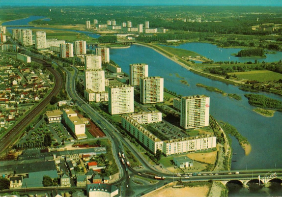Plus que 2 jrs pr voir le film GRAND ENSEMBLE 52mn d'histoire urbaine a voir sur francetv en selectionnant la 3eme chaine, puis fr3 ile de france sur vos box #Zup #Banlieue #HLM #Quartiers #Populaire #Béton #Cités #Résidençe #logement #urbanisme  37 TOURS LES RIVES DU CHER  1970