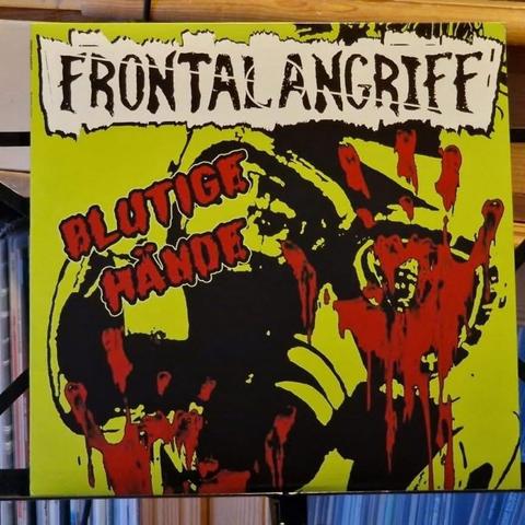 Albumcover für "Blutige Hände" von Frontalangriff, mit einem grafischen Design mit hellgrünem Hintergrund, dunklem Artwork einer Figur mit blutigen Händen und roten Spritzern.