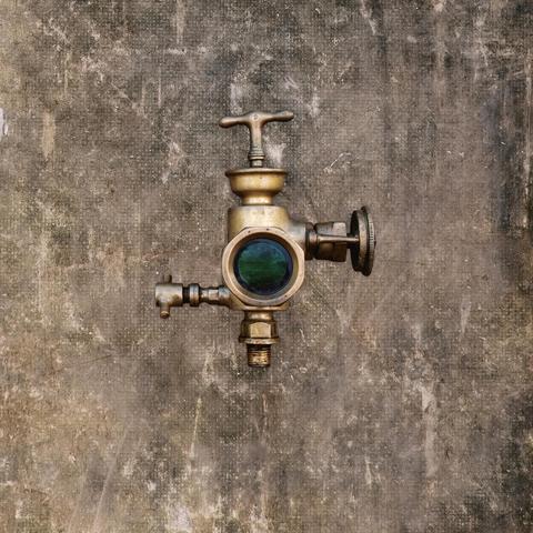pochette du 3ème album du groupe Mange Ferraille, avec la photo d'un objet métallique mystérieux au centre