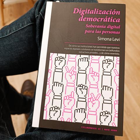 Foto del libro "Digitalización democrática. Soberanía digital para las personas" de Simona Levi.
