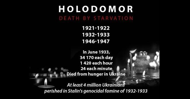 "Das Bild ist eine Gedenktafel für den Holodomor, die Hungersnot in der Ukraine. Oben steht in großen Buchstaben "HOLODOMOR" und darunter "DEATH BY STARVATION" (Tod durch Verhungern). Es folgen die Jahreszahlen 1921-1922, 1932-1933 und 1946-1947.
Darunter steht:
"Im Juni 1933 starben in der #Ukraine 34.170 Menschen pro Tag, 1.420 pro Stunde und 24 pro Minute an Hunger.
Mindestens 4 Millionen #Ukrainer starben in #Stalins Völkermord-Hungersnot von 1932-1933".
Im unteren Teil des Bildes sind viele brennende Kerzen zu sehen, die an die Opfer erinnern. Der Hintergrund ist dunkel, was die Trauer und den Verlust unterstreicht.
Bereitgestellt von @altbot, generiert mit Gemini"
Quelle:
https://euromaidanpress.com/wp-content/uploads/2017/11/Holodomor-infographic-FB.jpg