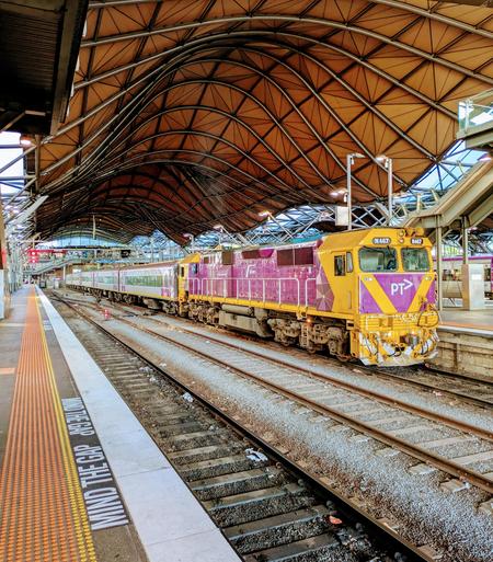 N Class n°467 wartet in Melbourne Southern Croas auf die Abfajrt mach Warrnamnool.