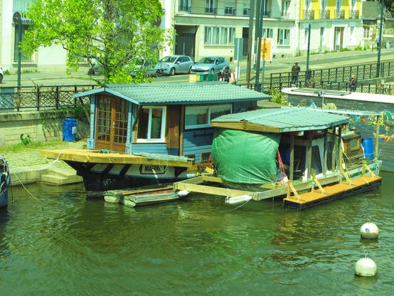 Deux navires-maisons.