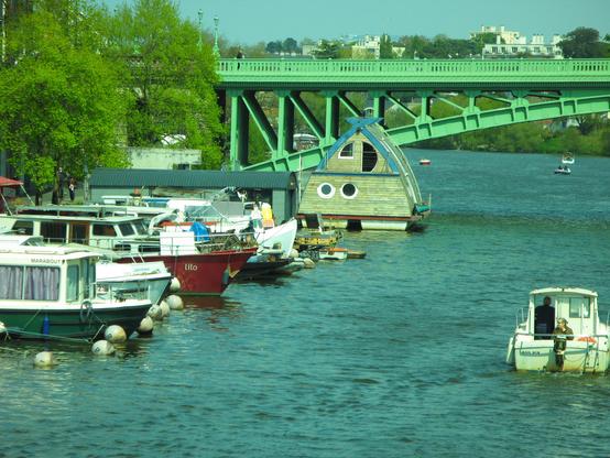 Navires de plaisance fluviaux, et un pont vert