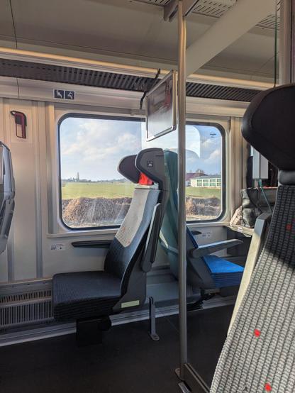 Frontière entre espaces 1re et 2nde classe d'un train régional Pesa RegioFox des chemins de fer tchèques.