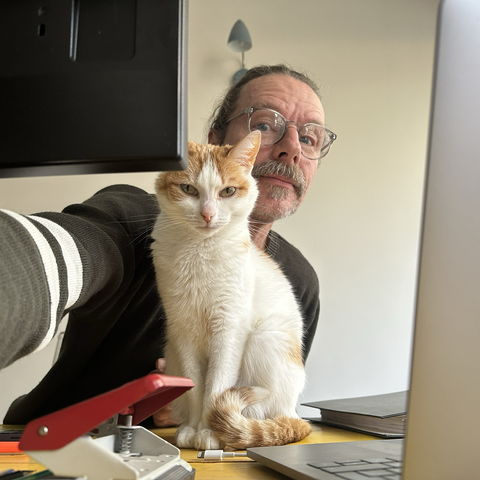 selfie van mij en m'n kat Suzy die me helpt met de boekhouding - door gezellig naast me te zitten achter de computerschermen :)