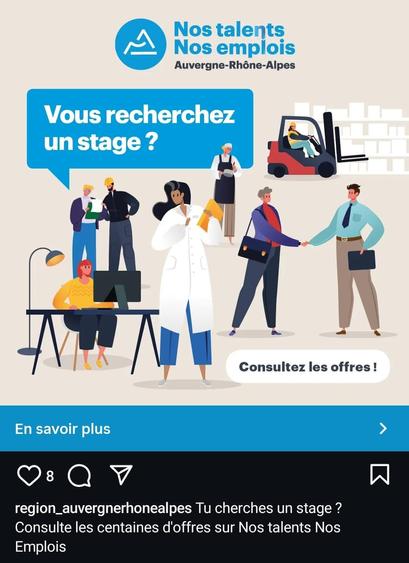 Publicité instagram de la région Auvergne-Rhône-Alpes. En haut, le logo, accompagné du slogan "Nos talents. Nos emplois. Avergne-Rhône-Alpes".
Dessous, un groupe de personnes en tenues de travail. L'une dit : "Vous recherche un stage ?" En bas à droite, un lien "consultez les offres !" et un bandeau bleu en guise de socle : "En savoir plus".
Le texte de la publication Instagram dit : "Tu cherches un stage ? Consulte les centaines d'offres sur Nos Talents Nos Emplois".