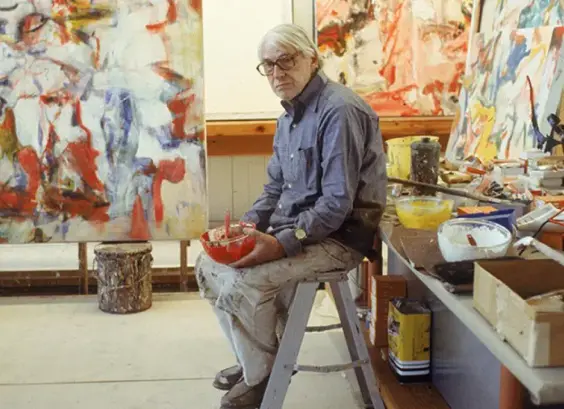 un peintre dans son atelier