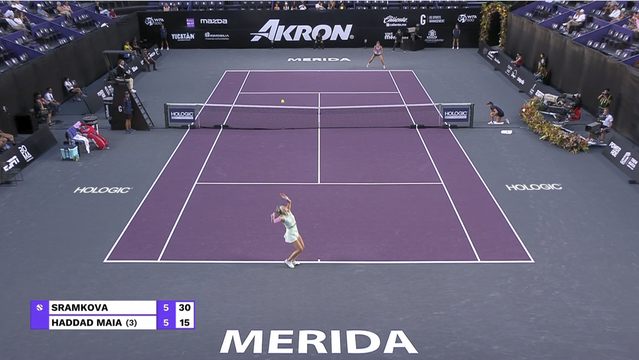 Screenshot of Rebecca Šramková serving, vs. Beatriz Haddad Maia, at the 2025 Mérida Open Akron. The score is tied at 5-5 in the 1st set, at 30-15.