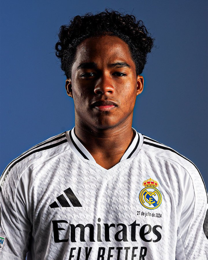 Foto do Endrick de perfil vestindo camisa do Real Madrid