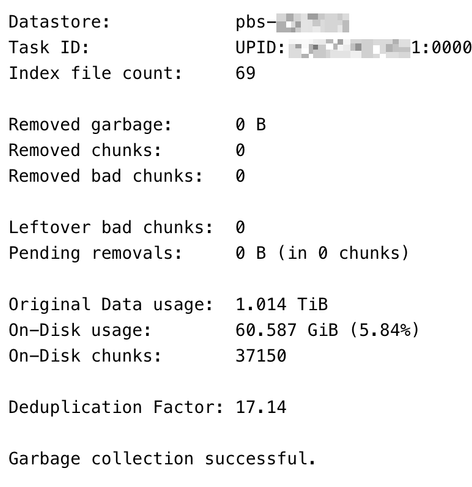 La imagen muestra un resumen de Proxmox Backup Server de una operación de recolección de basura.  Se indica que se eliminaron 0 bytes de basura, 0 fragmentos y 0 fragmentos dañados. No quedaron fragmentos dañados pendientes de eliminación. El uso de datos original fue de 1.014 TiB, mientras que el uso en disco es de 60.587 GiB (5.84%).  Se contabilizaron 37150 fragmentos en disco. El factor de deduplicación fue de 17.14. La recolección de basura se completó con éxito.