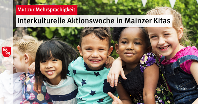 Kinder mit verschiedener Herkunft haben die Arme umeinander gelegt und lachen in die Kamera.