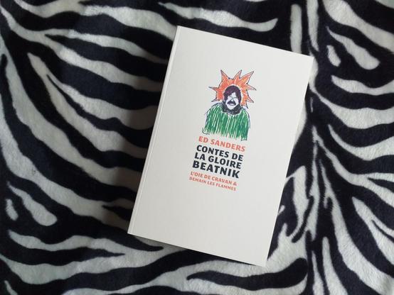 Livre CONTES DE LA GLOIRE BEATNIK Ed Sanders 24€
Dispo et détails ci: https://www.la-petroleuse.com/fr/livres-pop-culture-lifestyle/5281-livre-contes-de-la-gloire-beatnik-ed-sanders.html
Voilà la traduction française du maousse livre (sorti en 74 en anglais) de Ed Sanders par Demain les Flammes.
Il arrive qu’une petite troupe d’agités percute son époque avec tant de force que l’incendie engendré par le choc n’en finit pas de rougeoyer des décennies plus tard. C’est assurément le cas d’une bande de fous furieux (...) 

#livre #edsanders #contreculture #lapetroleuse #librairielapetroleuse