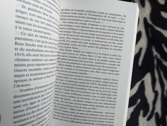 Livre CONTES DE LA GLOIRE BEATNIK Ed Sanders 24€
Dispo et détails ci: https://www.la-petroleuse.com/fr/livres-pop-culture-lifestyle/5281-livre-contes-de-la-gloire-beatnik-ed-sanders.html
Voilà la traduction française du maousse livre (sorti en 74 en anglais) de Ed Sanders par Demain les Flammes.
Il arrive qu’une petite troupe d’agités percute son époque avec tant de force que l’incendie engendré par le choc n’en finit pas de rougeoyer des décennies plus tard. C’est assurément le cas d’une bande de fous furieux (...) 

#livre #edsanders #contreculture #lapetroleuse #librairielapetroleuse