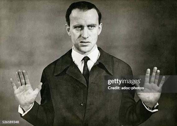 La Complainte du progrès" de Boris Vian est une chanson satirique, pleine d'humour et de critique sociale, écrite en 1956. Dans cette chanson, Vian se moque du développement technologique et du progrès matériel, qui, selon lui, ne sont pas toujours synonymes de bonheur ou d'amélioration de la qualité de vie. Il joue sur l'ironie pour dénoncer une société obsédée par l'innovation et la consommation, souvent au détriment de valeurs plus humaines.
