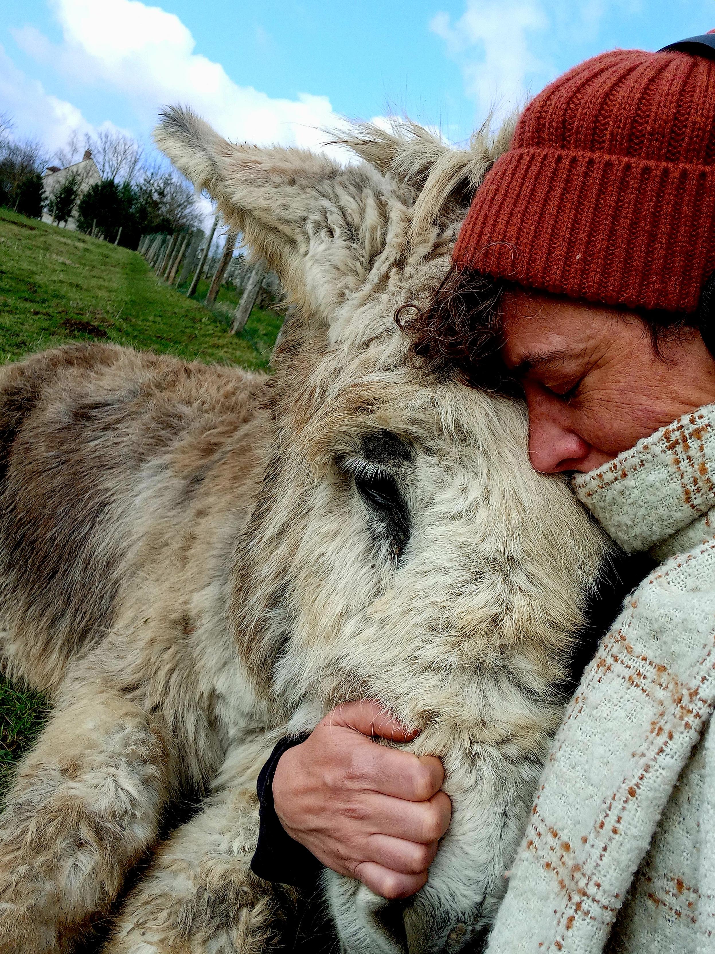 Nous sommes allongés tous les deux avec Gourmand. Je le tiens dans mon bras droit. Yeux fermés